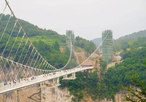 Zhangjiajie 'nin Ulusal Orman Parkı Zhangjiajie' nin Büyük Kanyonu Çin 'deki Cam Alt Köprüsü