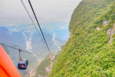 Zhangjiajie 'nin Çin' deki Ulusal Orman Parkı 'nda teleferik.