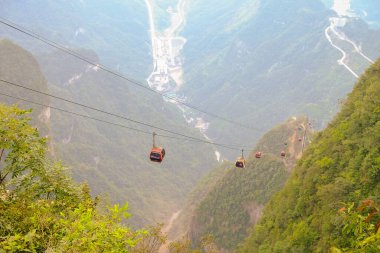 Zhangjiajie 'nin Çin' deki Ulusal Orman Parkı 'nda teleferik.