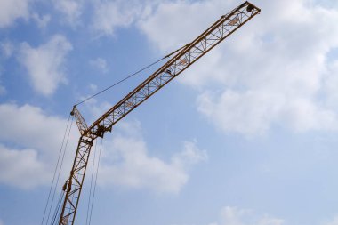 Mavi gökyüzü olan kule inşaat vinci