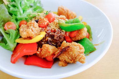 Kızarmış balık ve tatlı soslu pilav.