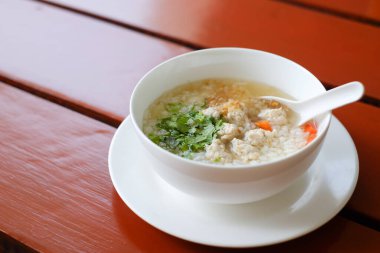 Kaynamış pilav ve domuz eti.