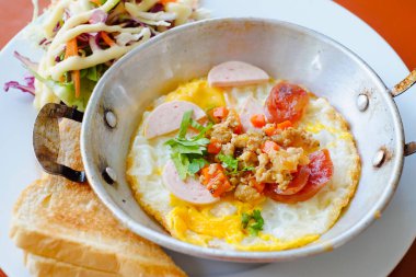 Yumurta kızartma tavası masada.