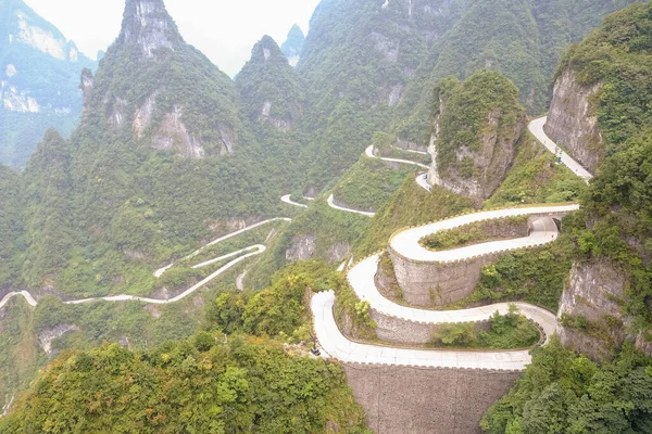 Çin 'deki Tianmen Shan Dağı' nda dolambaçlı yol