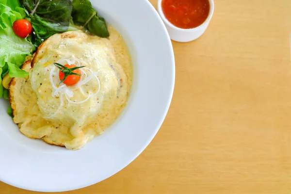 Nasi Goreng Topping Dengan Telur Goreng Dan Salad Atas Meja — Stok Foto