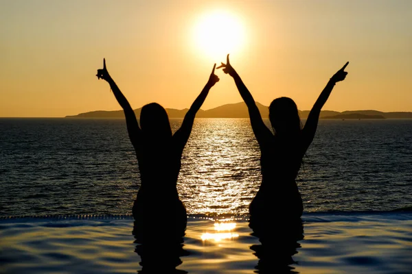 Silhuett Glada Två Kvinnor Visar Händerna Den Tropiska Stranden Och — Stockfoto
