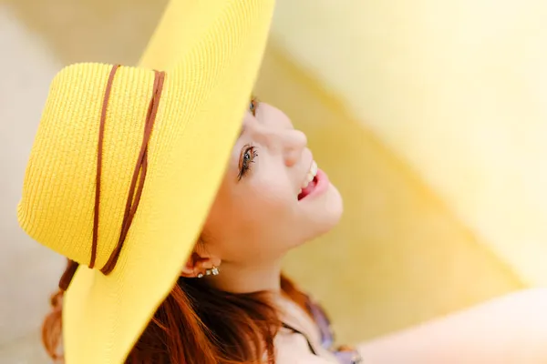 Portret Azji Sexy Kobieta Basen Żółty Kapelusz Plaży Moda Sezonie — Zdjęcie stockowe