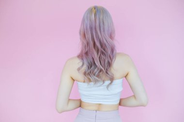 Güzel Asyalı kadın pozu pembe arka planda, duygu eylemi, güzellik konsepti