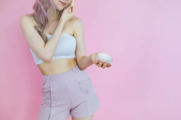 Posando Hermosa Mujer Asiática Posando Sobre Fondo Rosa Emociones Acción — Foto de Stock