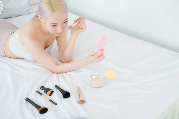 Porträt Schöne Asiatische Frau Auf Dem Bett Make Beauty Konzept — Stockfoto