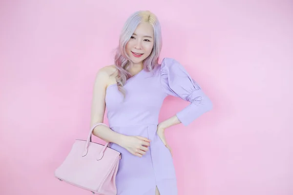 肖像美しいアジアの女性はピンクの背景にバッグファッションを運ぶ — ストック写真