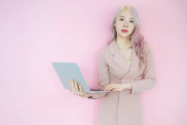 Портрет Азіатської Ділової Жінки Люди Працюють Дому Ноутбуком Рожевому Фоні — стокове фото