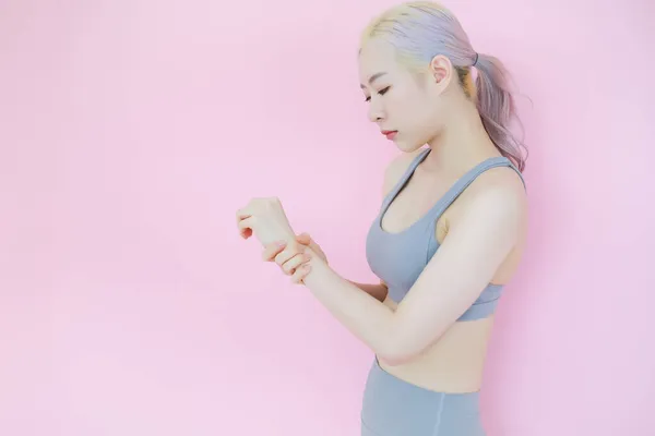 Krásná Asijská Žena Růžovém Pozadí Fitness Sportovní Rekreační Koncept — Stock fotografie