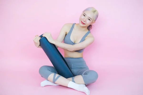 Krásná Asijská Žena Růžovém Pozadí Mat Jóga Fitness Sporty Rekreační — Stock fotografie