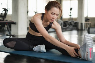 Asyalı kadın portresi spor kıyafetlerini spor salonunda, spor salonunda, güçlü kadın sporu ve kilo verme konseptinde giyiyor.