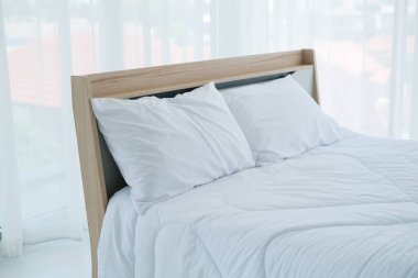 Yatak odasındaki dekorasyon, yatakta yastık.