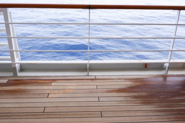 Büyük yolcu gemisinin balkonundan okyanus manzarası