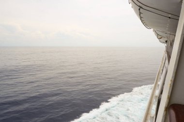 Büyük yolcu gemisinin balkonundan okyanus manzarası