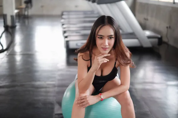 Portrait Charmante Femme Asiatique Sexy Assise Sur Une Balle Forme — Photo