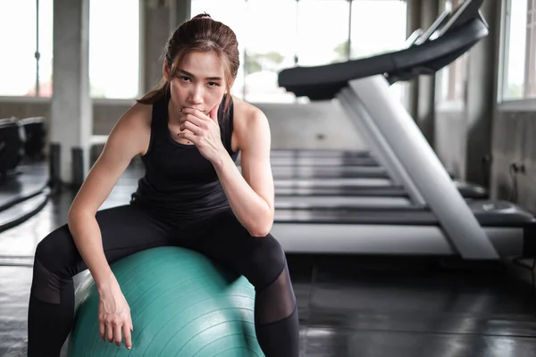 健身中心或体育馆里穿着运动服与机器一起锻炼的亚洲女性形象 力量运动女性和减肥理念 — 图库照片