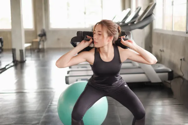 Portre asia kadın egzersizi spor kıyafetleri giymektir spor salonu, güçlü kadın sporu ve kilo verme konsepti.