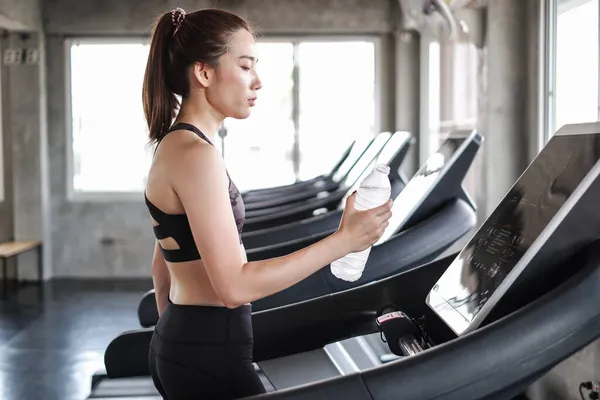 Portre asia kadın egzersizi spor kıyafetleri giymektir spor salonu, güçlü kadın sporu ve kilo verme konsepti.