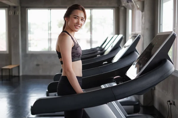 Portre asia kadın egzersizi spor kıyafetleri giymektir spor salonu, güçlü kadın sporu ve kilo verme konsepti.