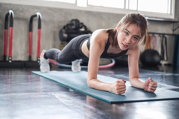 Portre asia kadın egzersizi spor kıyafetleri giymektir spor salonu, güçlü kadın sporu ve kilo verme konsepti.