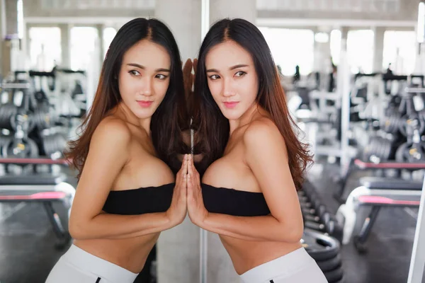 Porträtt Charmig Sexig Asiatisk Kvinna Sport Gym Center Fitness Koncept — Stockfoto