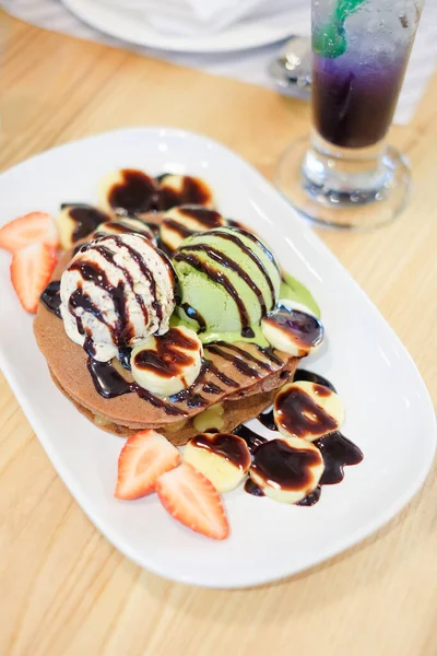 Choklad Pannkaka Toppning Med Glass Bordet — Stockfoto