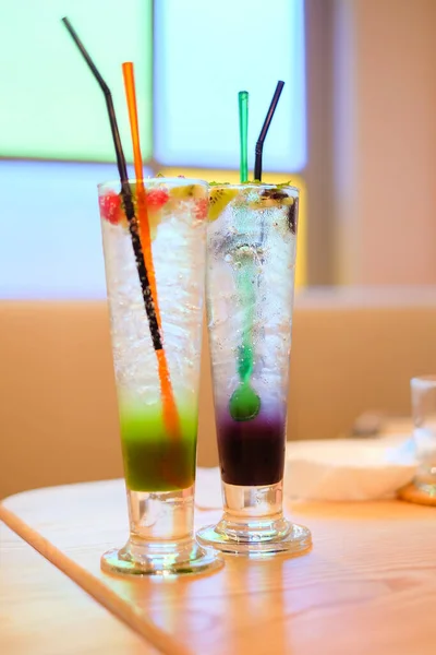 Erfrischender Sommercocktail Auf Dem Tisch — Stockfoto