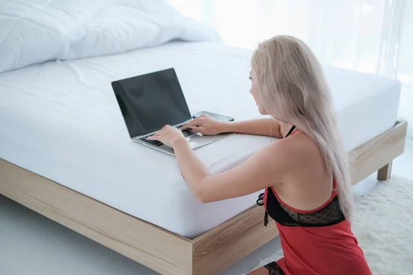 Mulher Caucasiana Usar Pijama Vermelho Cama Manhã Brincando Com Laptop — Fotografia de Stock