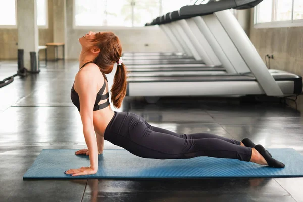 Asyalı kadın portresi spor kıyafetlerini spor salonunda, spor salonunda, güçlü kadın sporu ve kilo verme konseptinde giyiyor.