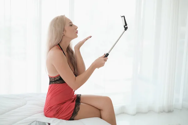 Sexy Kaukasierin Mit Selfie Stick Und Zeichensprache — Stockfoto