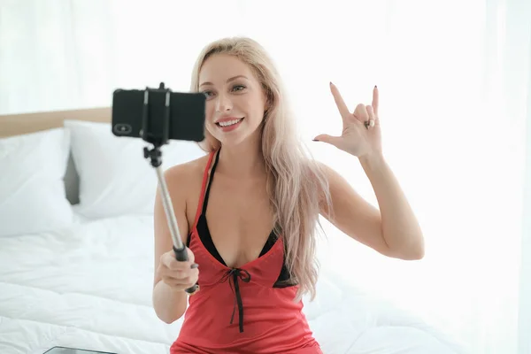 Sexy Mujer Caucásica Sosteniendo Selfie Palo Mostrar Lenguaje Signos —  Fotos de Stock