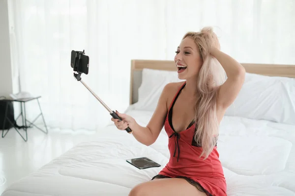 Sexig Kaukasisk Kvinna Håller Selfie Stick — Stockfoto