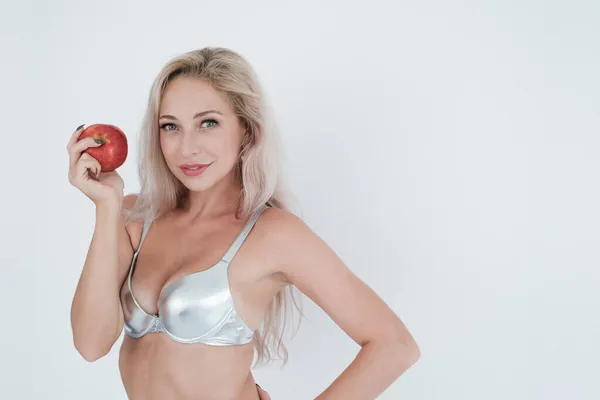ポートレートセクシーCaucasian女性身に着けているランジェリーまたは下着とともに赤リンゴ保持で手 健康的な食事のコンセプト — ストック写真
