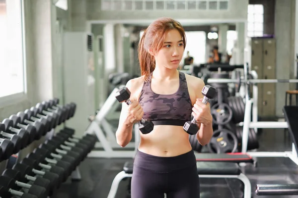 亚洲女性形象是指穿着运动服在健身中心或体育馆锻炼 强壮的女运动员和减肥的观念 — 图库照片