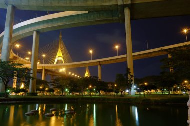 Bhumibol karayolu köprüsü. Gece vakti Bangkok, Tayland.