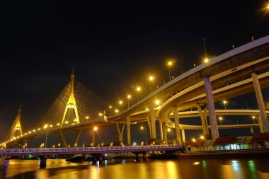Bhumibol karayolu köprüsü. Gece vakti Bangkok, Tayland.