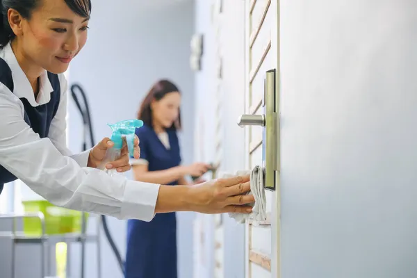 Mujer Asiática Limpieza Concepto Limpieza — Foto de Stock