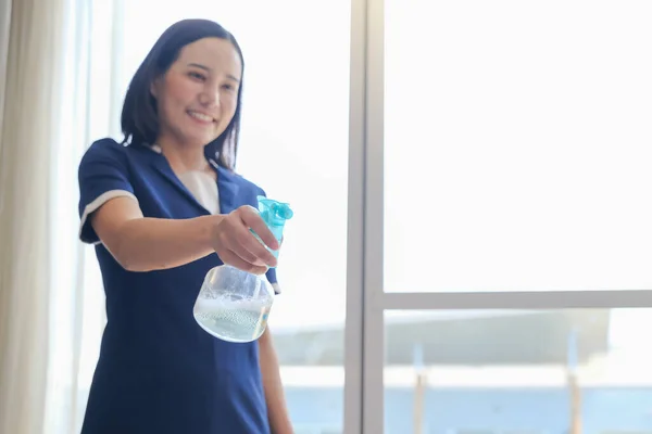 Primer Plano Mano Asiático Mujer Limpieza Con Niebla Spray Limpieza —  Fotos de Stock