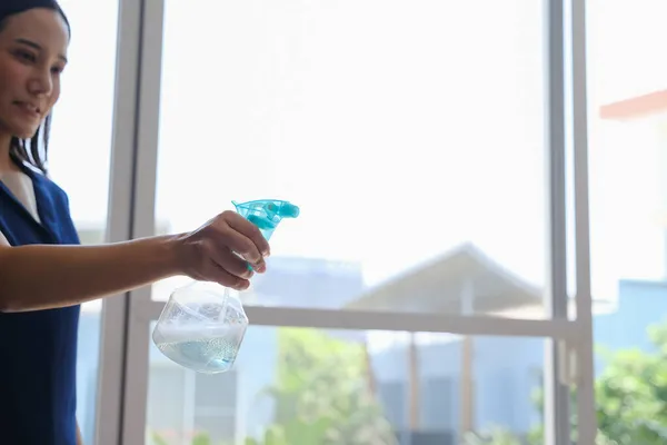 Primer Plano Mano Asiático Mujer Limpieza Con Niebla Spray Limpieza — Foto de Stock