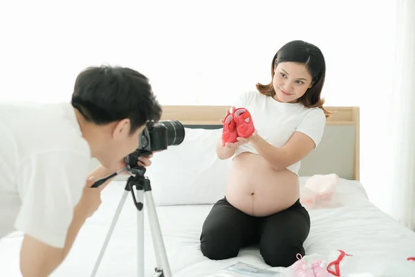 亚洲孕妇和丈夫快乐地在网上直播摄像头 — 图库照片