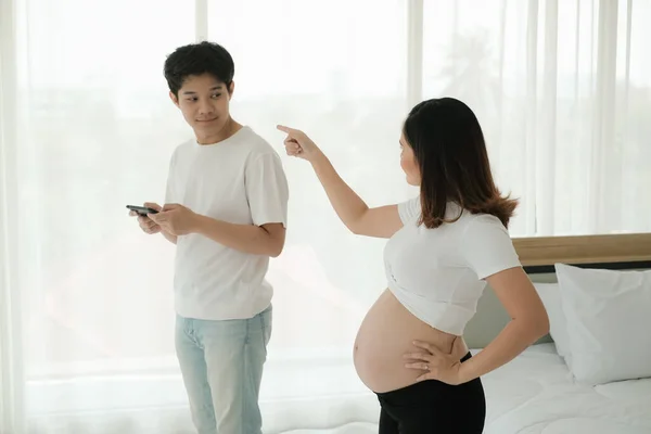 스마트폰으로 온라인 게임을 있어서 행복해 아시아 임산부 — 스톡 사진