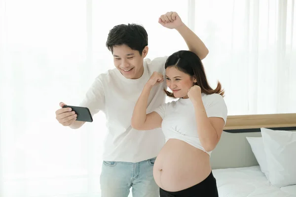 임산부와 스마트폰으로 행복해 — 스톡 사진
