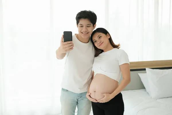 임산부와 스마트폰으로 행복해 — 스톡 사진