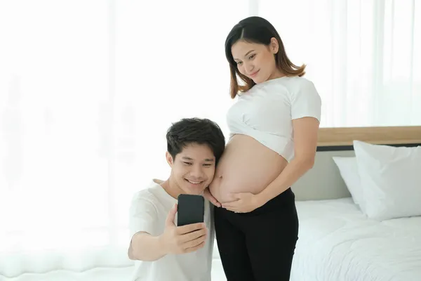 Retrato Asiático Embarazada Mujer Marido Feliz Junto Con Smart Phone — Foto de Stock