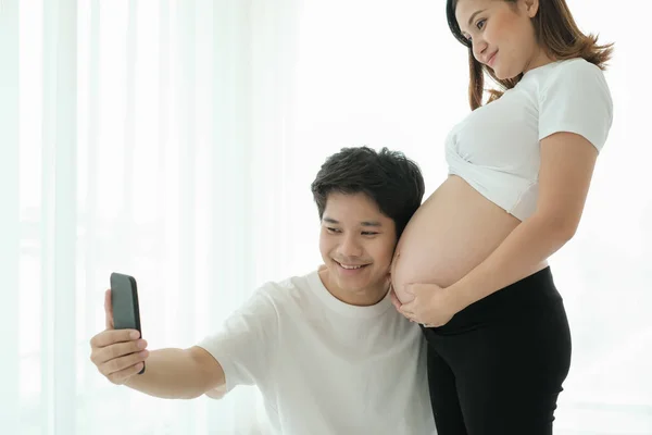 Portret Azji Ciąży Kobieta Mąż Szczęśliwy Razem Smartfonem — Zdjęcie stockowe