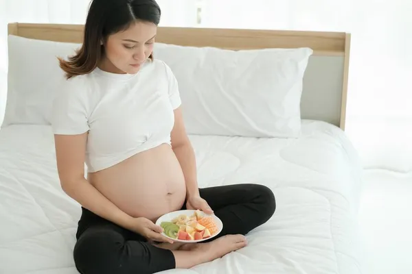 Asiatico Marito Prendere Cura Incinta Moglie Mangiare Misto Frutta — Foto Stock